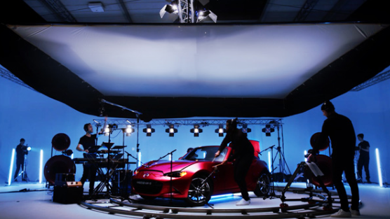 First Day of Spring achter Millennial campagne Mazda