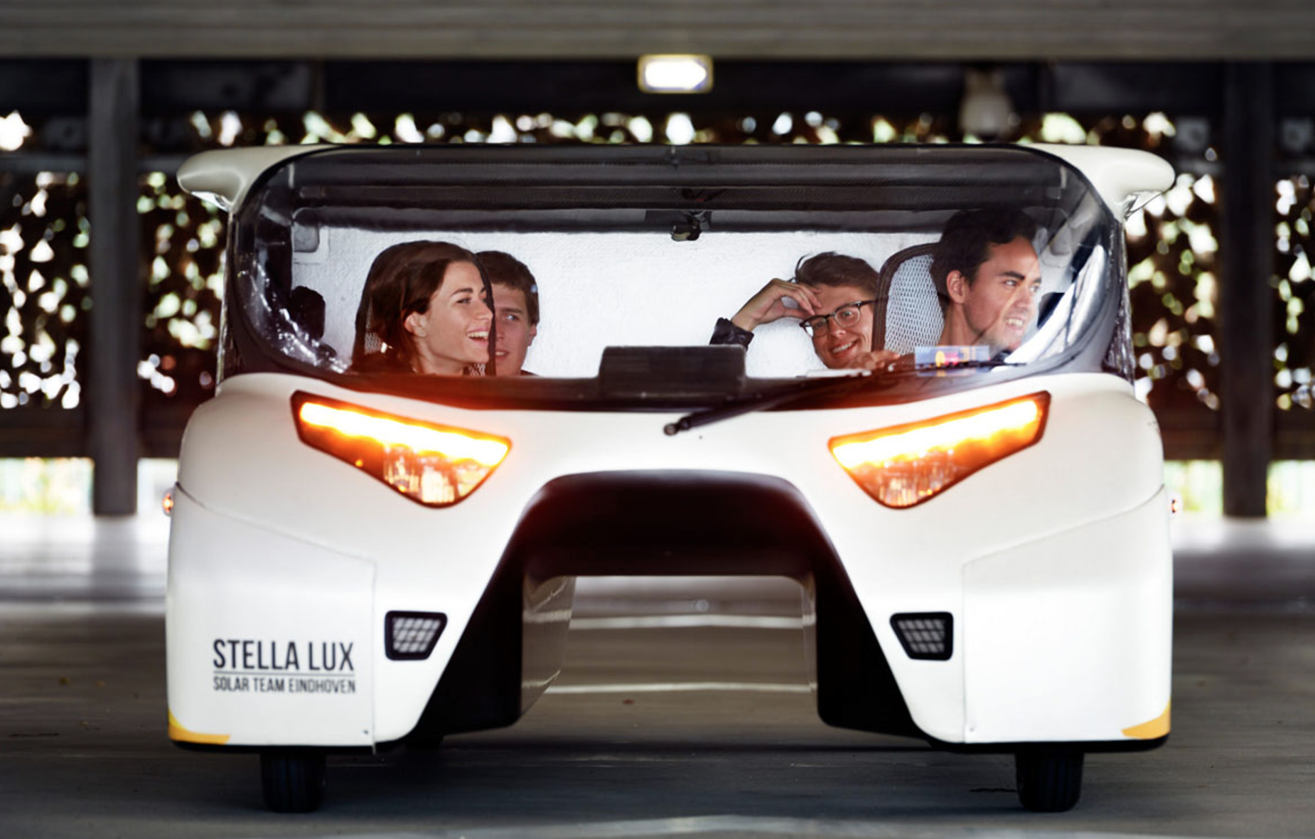 Studenten TU presenteren nieuwe 'zonneauto'
