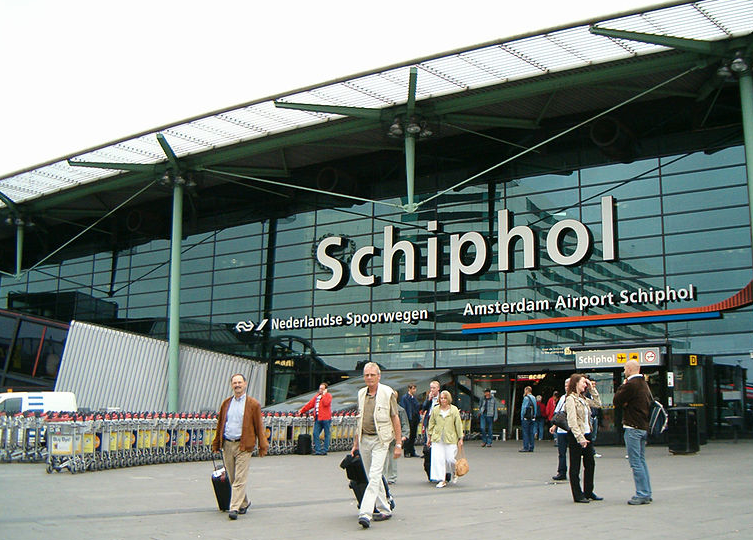 Schiphol ziet winst dalen