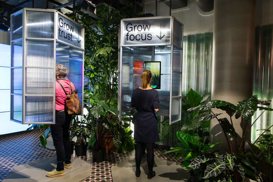 Let it Grow zet bloemetjes buiten op Amsterdam CS