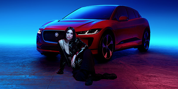 Jaguar zet singer-songwriter Dua Lipa in