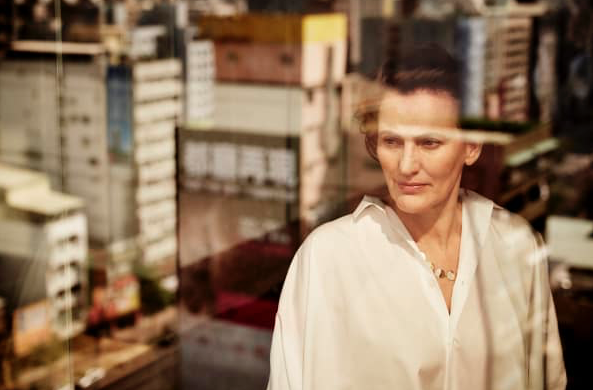 Hedy d’Ancona reikt BNA Kubus uit aan Francine Houben