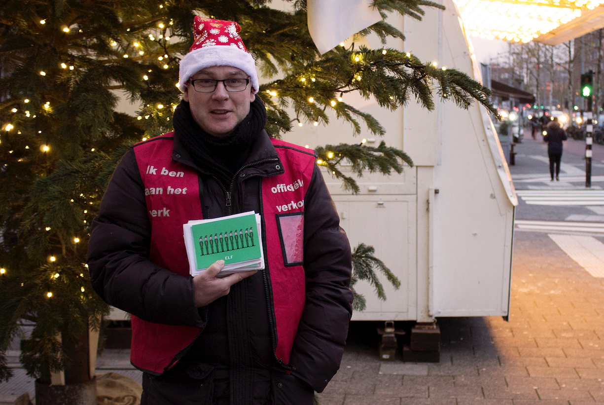 Straatverkopers bieden kaarten met stoute kerstman aan