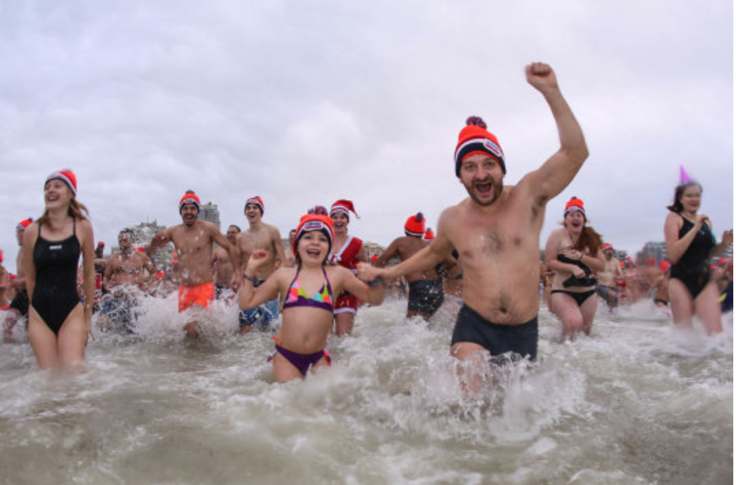 60.000 duikhelden het koude water in bij Nieuwjaarsduik