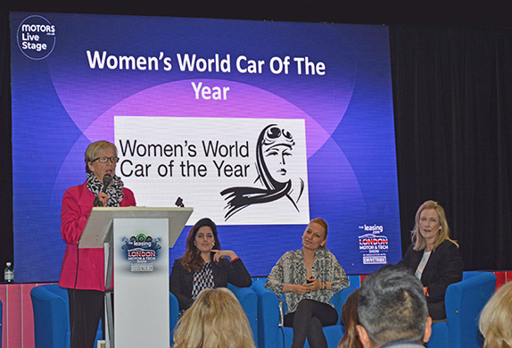 Fiona Pargeter krijgt eerste 'Woman of Worth Award'