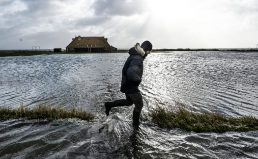 Fotojournalist en filmmaker Kadir van Lohuizen toont werk over impact stijgende zeespiegel
