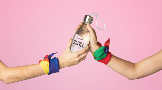 Sodastream vist tijdens Canal Parade plastic uit Amsterdamse grachten