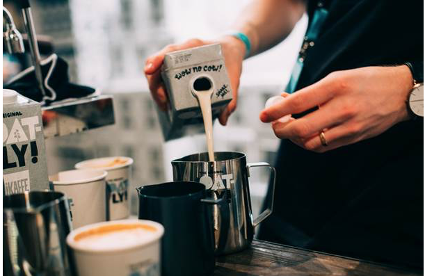 Oatly opent fabriek in Nederland vanwege groeiende vraag naar zuivelvrije producten