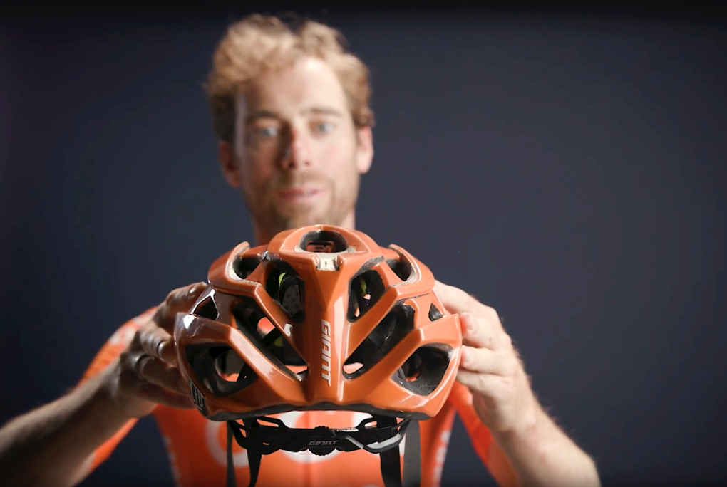 Bicycling roept wielrenners op: Gebruik je kop, helm op!