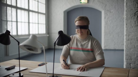 TBWA campagne geblinddoekt gemaakt om belang feedback te benadrukken