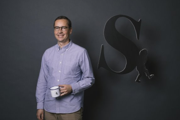 Fins bureau vertrouwt blind op concurrent voor ontwerp jubileumadvertentie