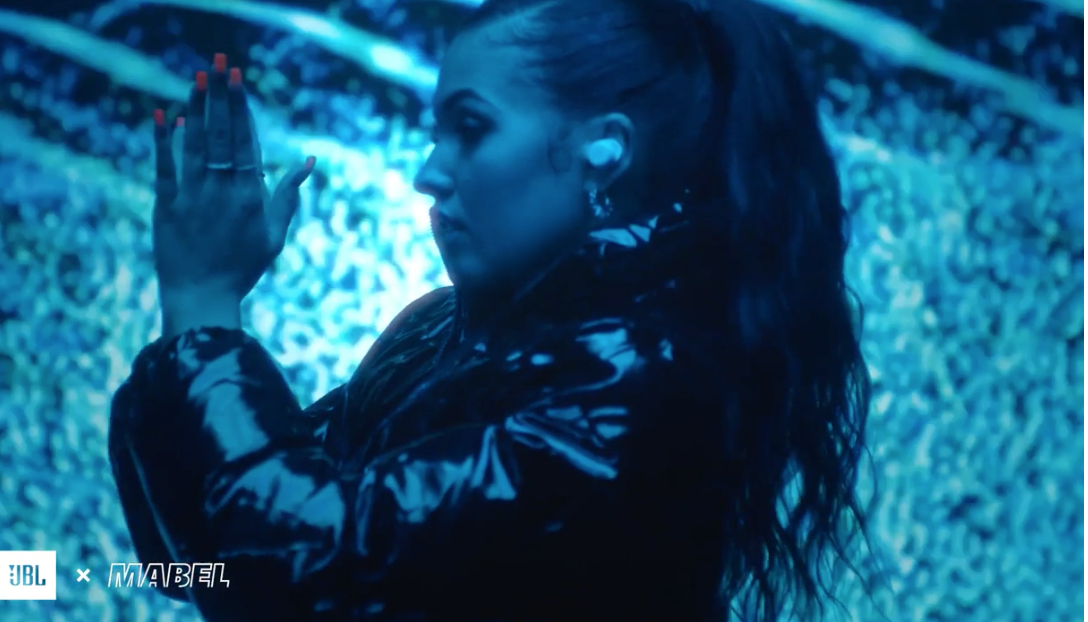 Mabel in JBL campagne voor wireless headphones