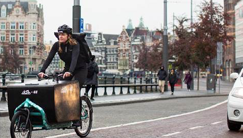 H&M bezorgt online aankopen op de fiets