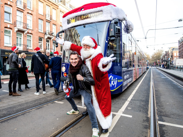 Verrassingsoptreden Jeroen van der Boom in Sky Radio kersttram