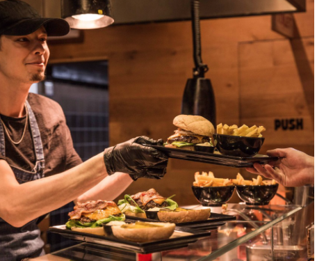 Dak- en thuislozen krijgen kerstdiner van BurgerBar