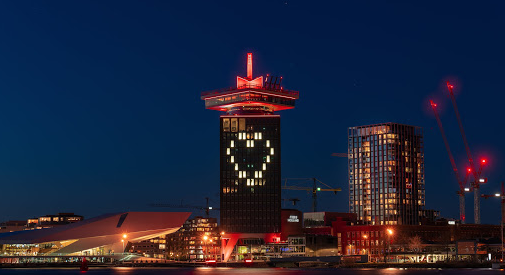 A’DAM Toren steekt Amsterdam een hart onder de riem met lichtboodschap