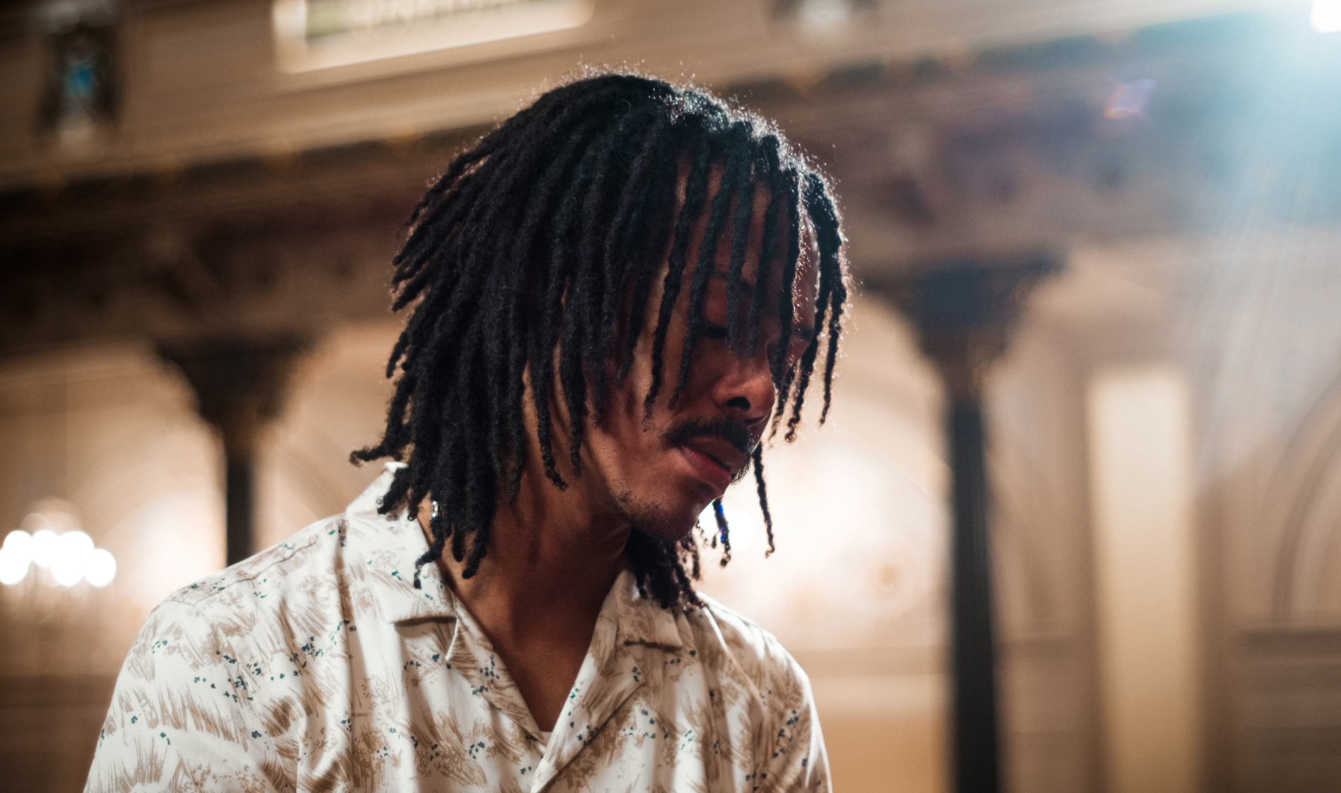 Jeangu Macrooy presenteert akoestische live-versie ‘Grow’ vanuit Het Concertgebouw