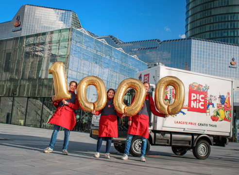 Duizendste elektrische wagentje van Picnic de weg op