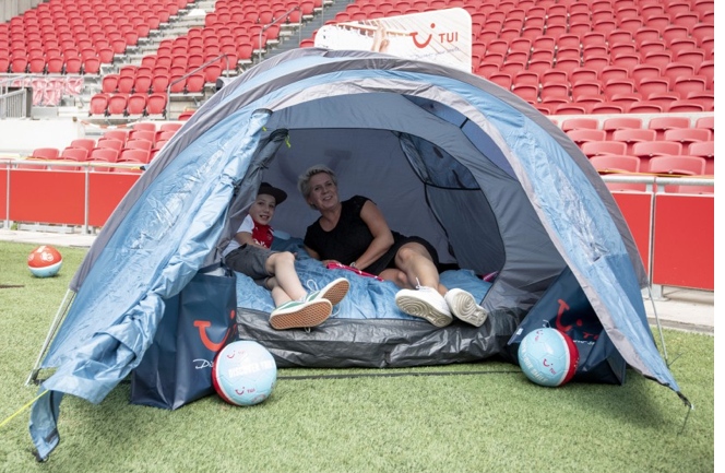 Winnaars Ajax-Tui arrangement worden wakker in Ajax Stadion
