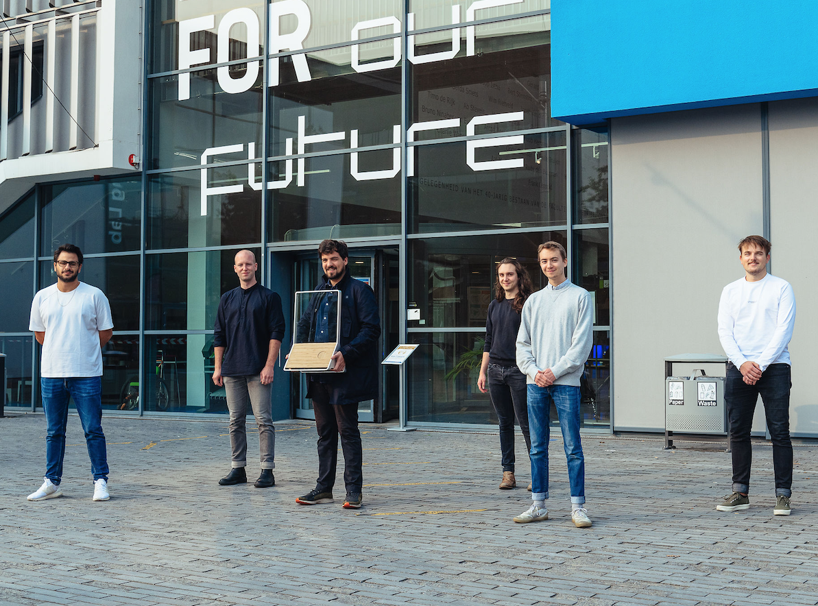 Studenten TU Delft winnen James Dyson Award met audiosysteem van glas