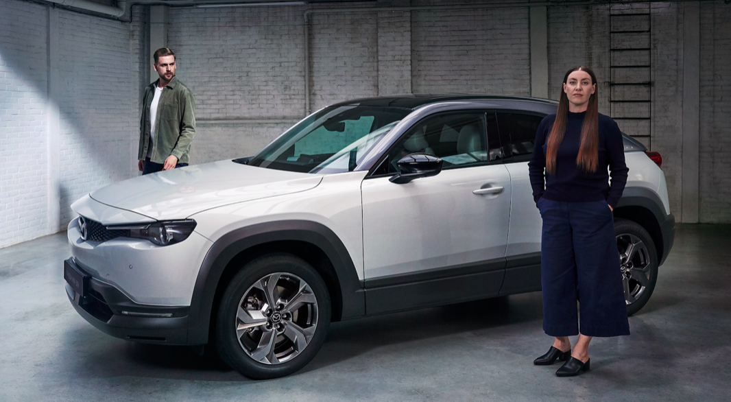 Traditionele auto review opnieuw uitgevonden door nieuwe generatie designers