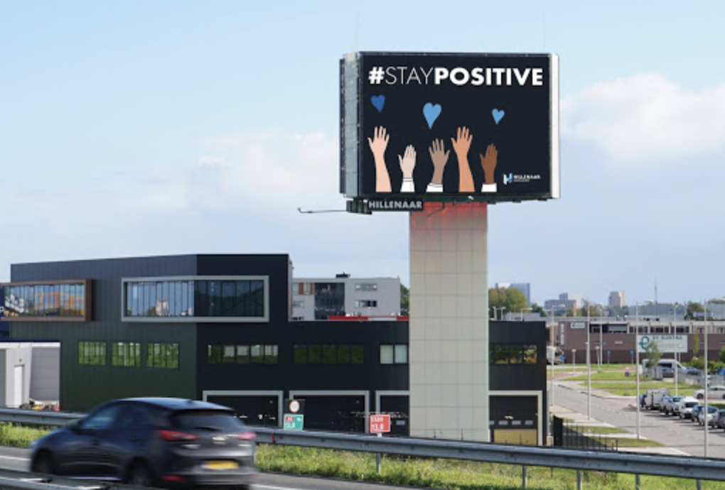 Positieve boodschap Hillenaar Outdoor langs snelwegen in heel Nederland