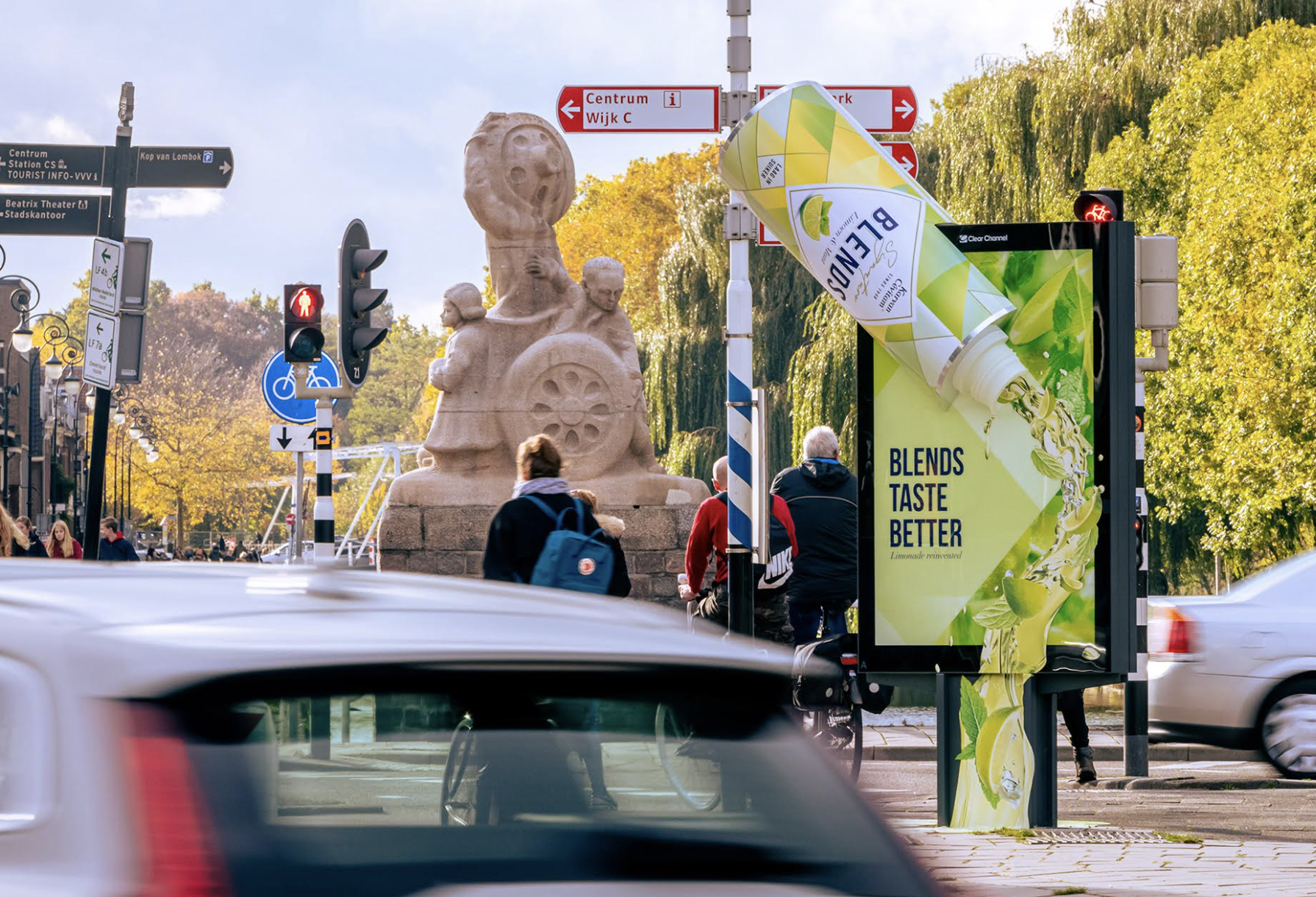 Karvan Cévitam limonade stroomt over straat in Utrecht