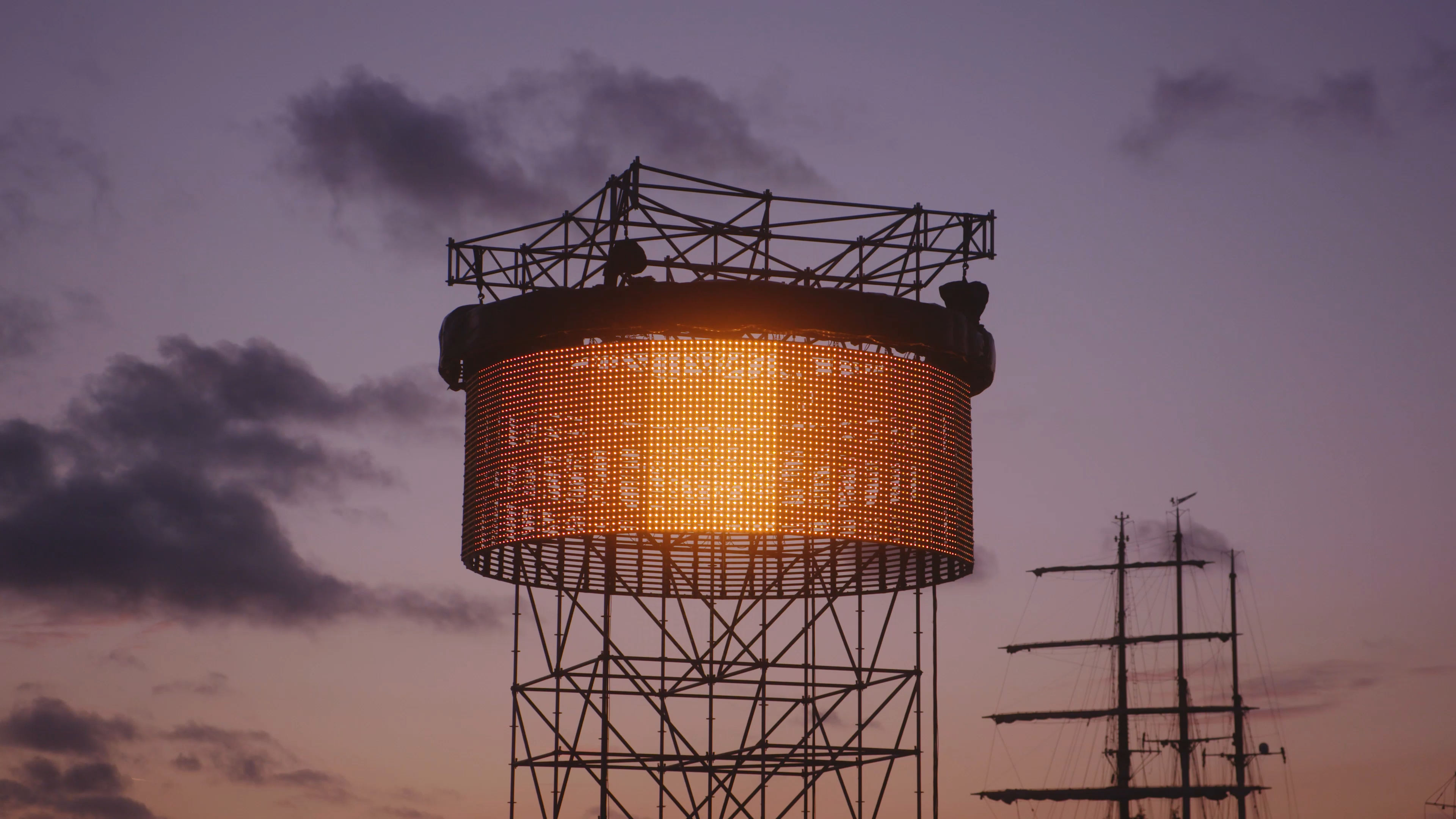 Kunstwerk op de A’DAM Toren verlicht Amsterdam tijdens ADE
