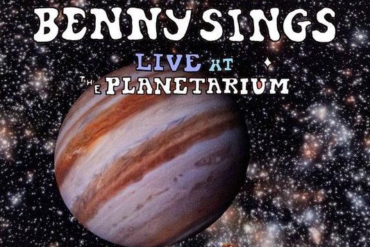 Benny Sings 'Live at the Planetarium' te zien in Pathé