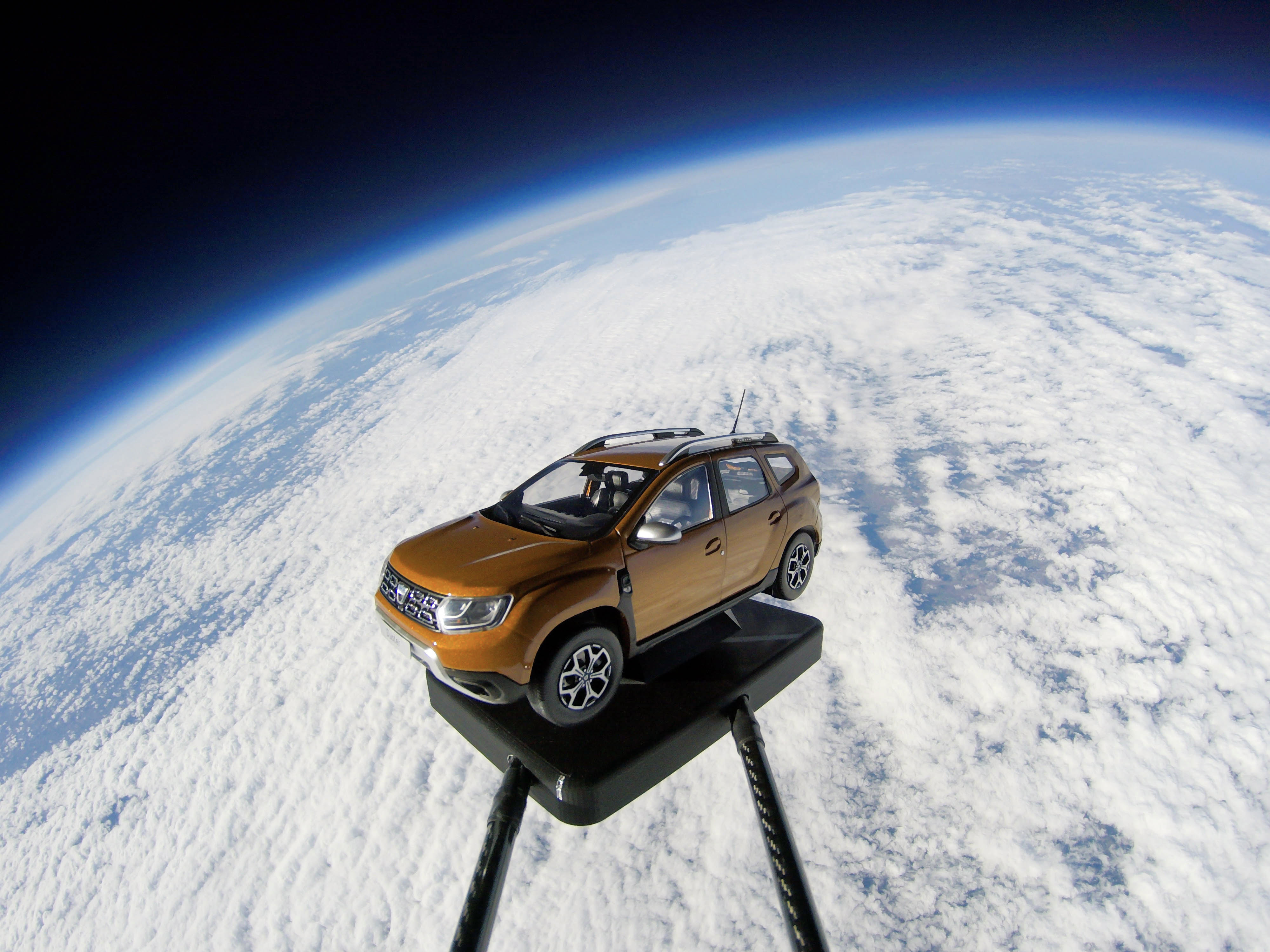 1 aprilgrap Dacia presenteert ruimtevaartproggramma