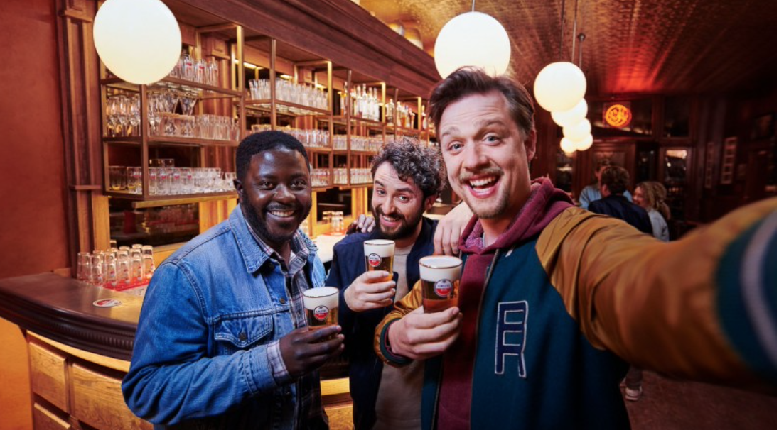 Amstel brengt iconische drie vrienden terug in nieuwe campagne