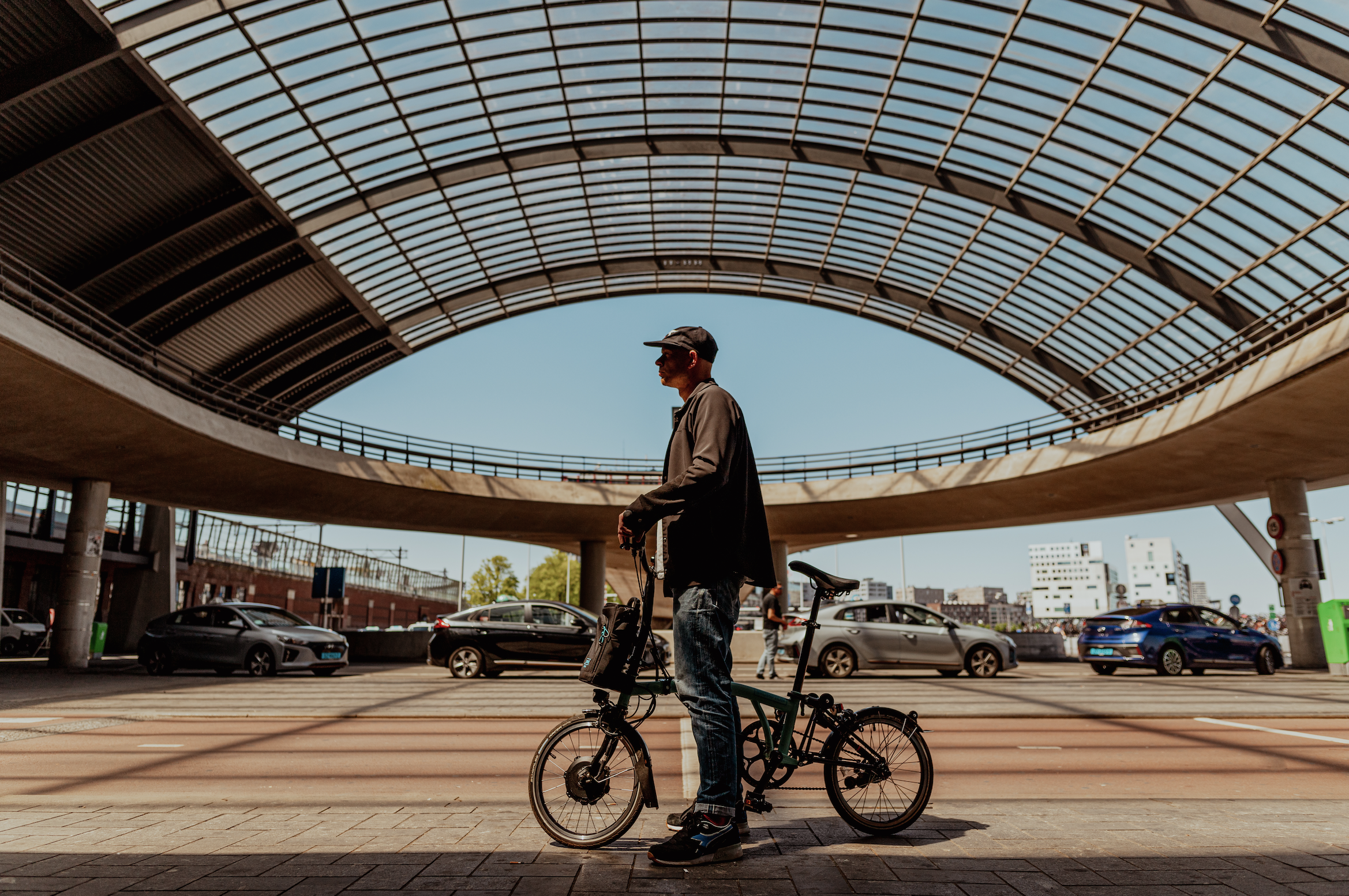 Brompton viert eerste elektrische fiets met producer Tom Trago