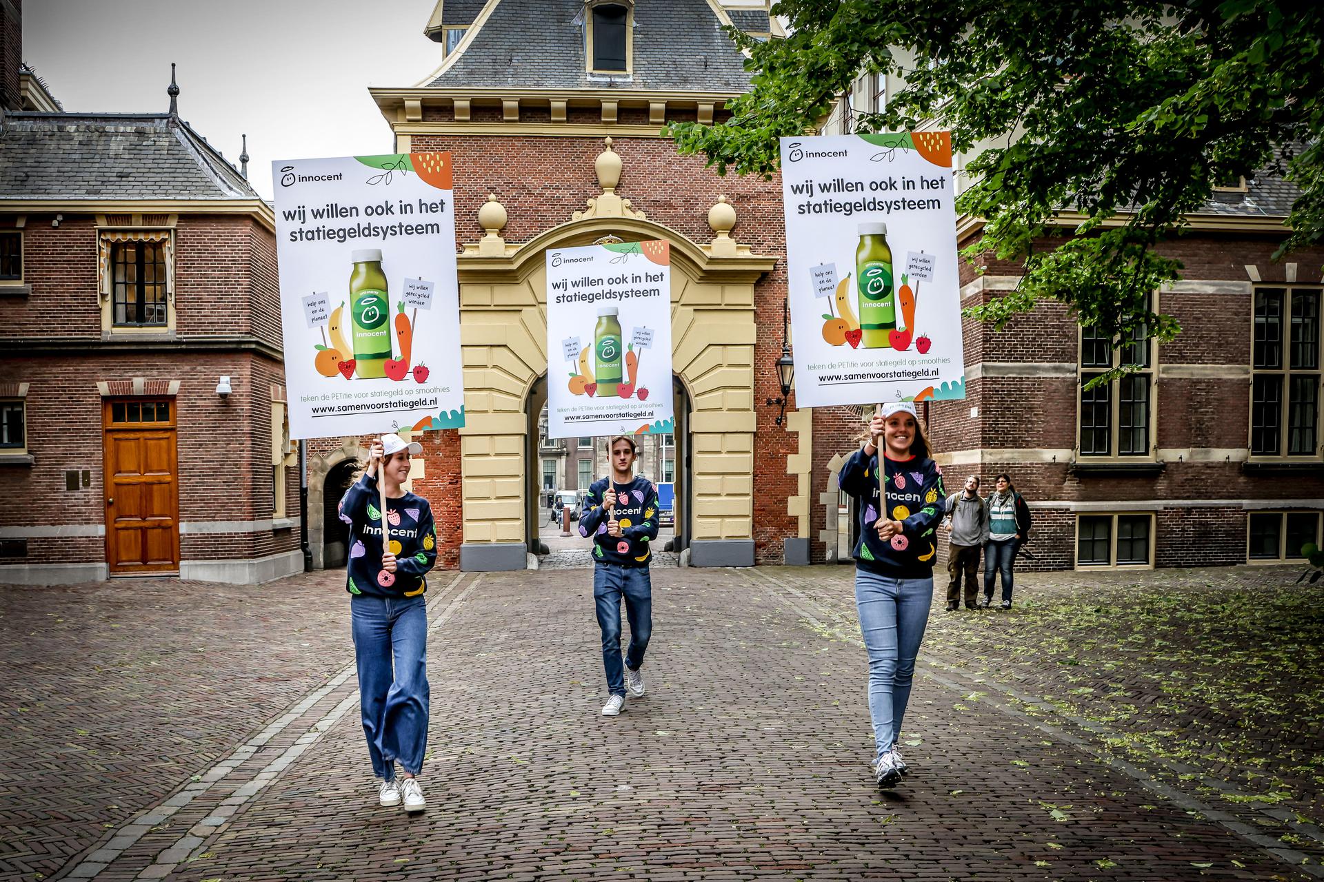 innocent drinks 'samen voor statiegeld' op Haags Binnenhof