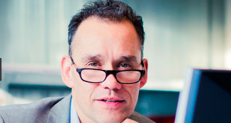 WhatsAppen met Ronald Lewerissa